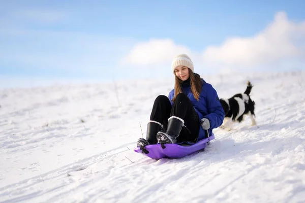 冬天带雪橇的小女孩 — 图库照片