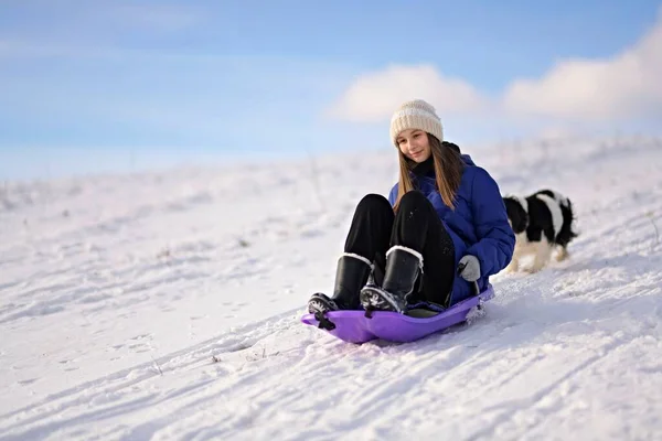 Klein Meisje Met Slee Winter — Stockfoto