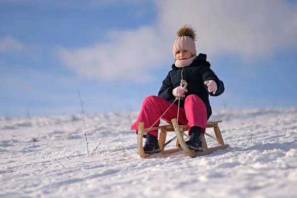 Liten Flicka Med Släde Vintern — Stockfoto