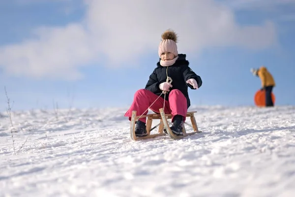 Bambina Con Slitta Inverno — Foto Stock
