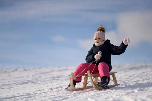 Menina Com Trenó Inverno — Fotografia de Stock