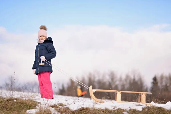 Klein Meisje Met Slee Winter — Stockfoto