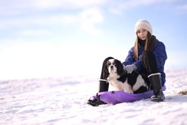 Kışın kızaklı küçük kız 