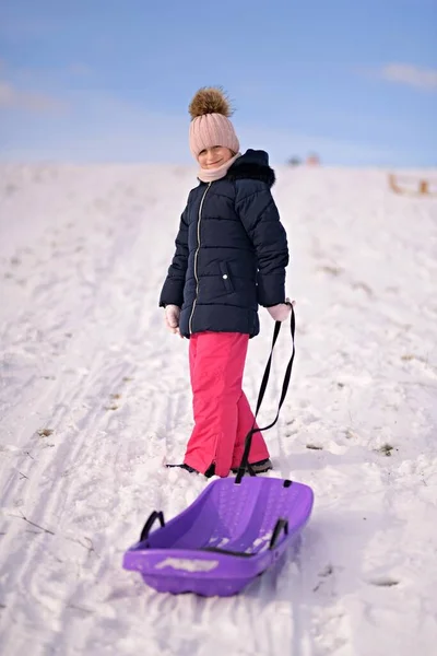 Petite Fille Avec Traîneau Hiver — Photo