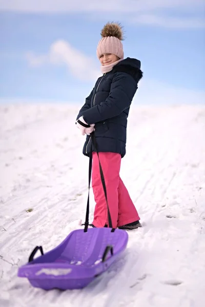 Dziewczynka Sankami Zimie — Zdjęcie stockowe