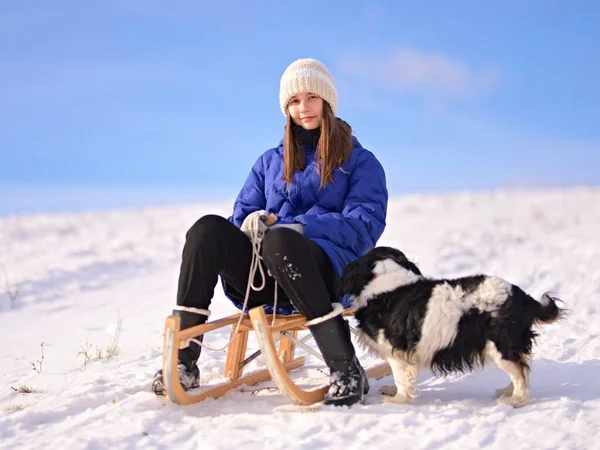 冬天带雪橇的小女孩 — 图库照片