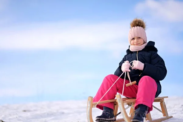 Menina Com Trenó Inverno — Fotografia de Stock