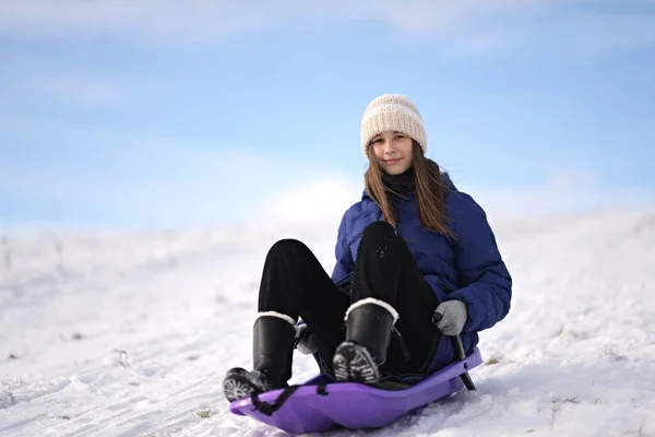 Junges Mädchen Mit Schlitten Winter — Stockfoto