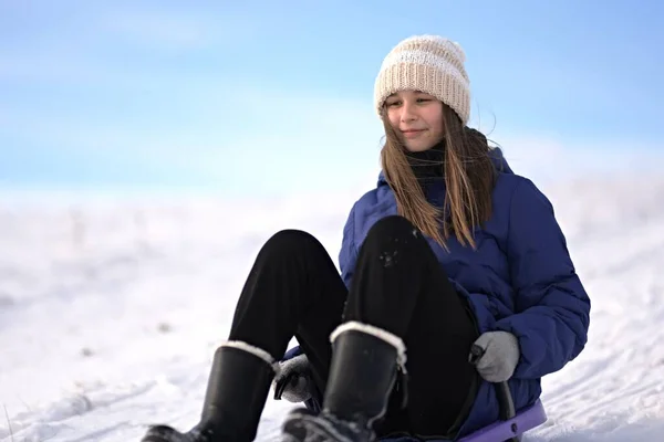 冬天开雪橇的小女孩 — 图库照片