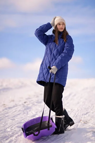 Jong Meisje Met Slee Winter — Stockfoto