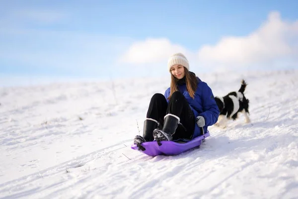 Jeune Fille Avec Traîneau Hiver — Photo