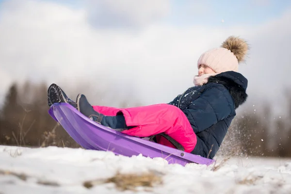 Menina Com Trenó Inverno — Fotografia de Stock