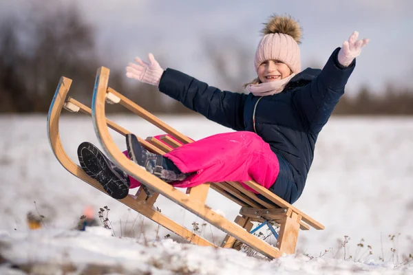 Petite Fille Avec Traîneau Hiver — Photo