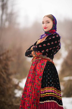 Geleneksel Slovak Folklor Kostümlü Güzel Kadın.