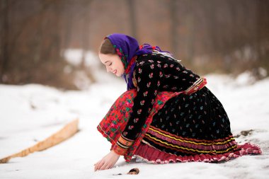 Geleneksel Slovak Folklor Kostümlü Güzel Kadın.