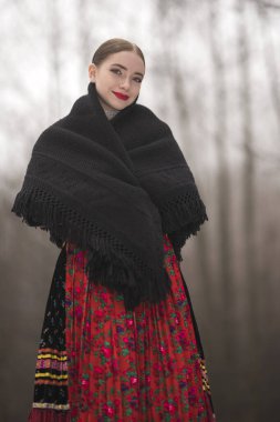 Geleneksel Slovak Folklor Kostümlü Güzel Kadın.