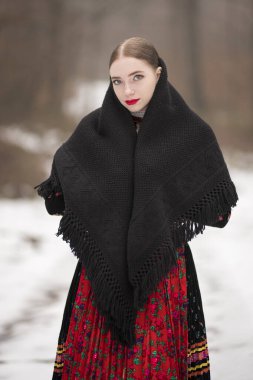 Geleneksel Slovak Folklor Kostümlü Güzel Kadın.