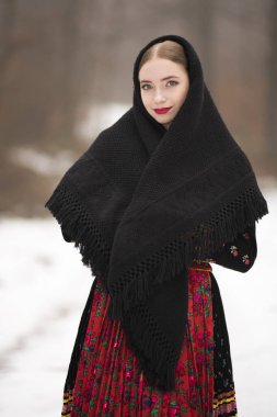 Geleneksel Slovak Folklor Kostümlü Güzel Kadın.