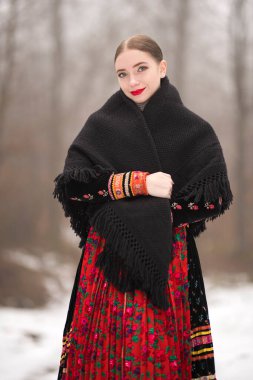 Geleneksel Slovak Folklor Kostümlü Güzel Kadın.