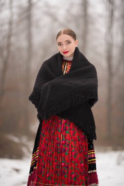 Geleneksel Slovak Folklor Kostümlü Güzel Kadın.