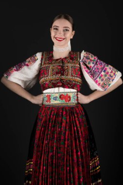 Geleneksel Slovak Folklor Kostümlü Güzel Kadın.
