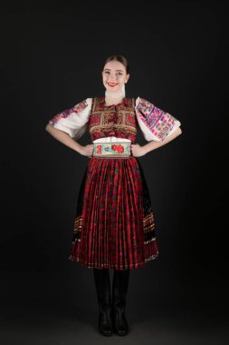 Geleneksel Slovak Folklor Kostümlü Güzel Kadın.