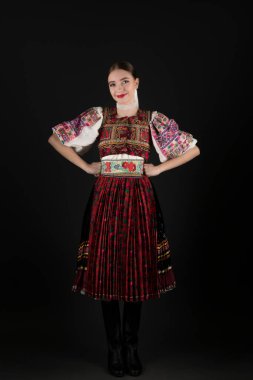 Geleneksel Slovak Folklor Kostümlü Güzel Kadın.