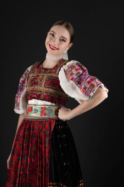 Geleneksel Slovak Folklor Kostümlü Güzel Kadın.