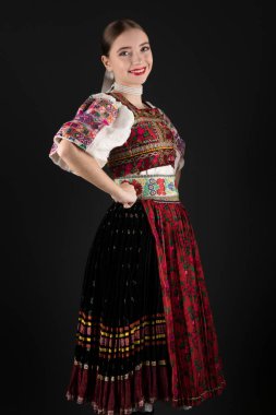 Geleneksel Slovak Folklor Kostümlü Güzel Kadın.