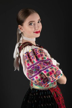 Geleneksel Slovak Folklor Kostümlü Güzel Kadın.