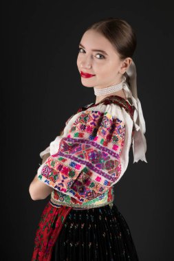 Geleneksel Slovak Folklor Kostümlü Güzel Kadın.