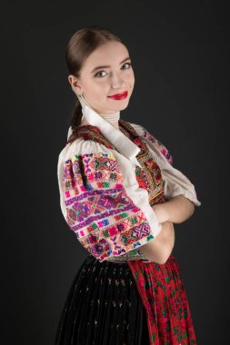 Geleneksel Slovak Folklor Kostümlü Güzel Kadın.