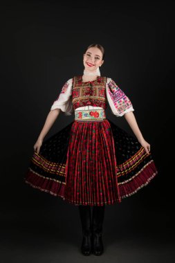 Geleneksel Slovak Folklor Kostümlü Güzel Kadın.