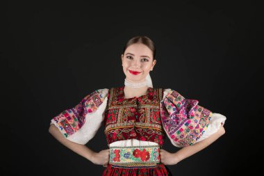 Geleneksel Slovak Folklor Kostümlü Güzel Kadın.