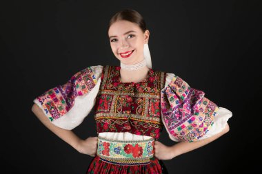 Geleneksel Slovak Folklor Kostümlü Güzel Kadın.