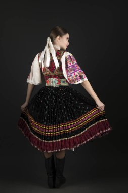 Geleneksel Slovak Folklor Kostümlü Güzel Kadın.