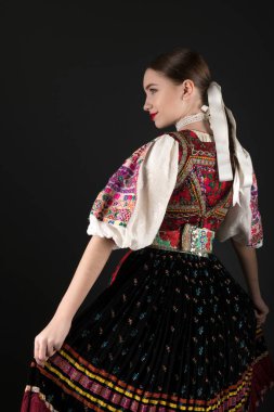 Geleneksel Slovak Folklor Kostümlü Güzel Kadın.