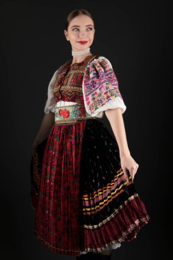 Geleneksel Slovak Folklor Kostümlü Güzel Kadın.