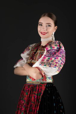 Geleneksel Slovak Folklor Kostümlü Güzel Kadın.