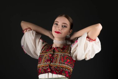 Geleneksel Slovak Folklor Kostümlü Güzel Kadın.