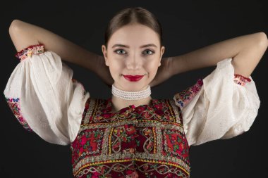 Geleneksel Slovak Folklor Kostümlü Güzel Kadın.