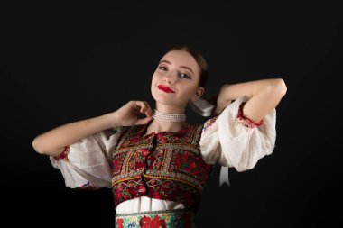Geleneksel Slovak Folklor Kostümlü Güzel Kadın.