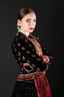 Geleneksel Slovak Folklor Kostümlü Güzel Kadın.