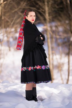 Geleneksel elbiseli, güzel, Slovak kadın. Slovakça folklor