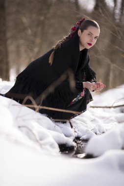 Geleneksel elbiseli, güzel, Slovak kadın. Slovakça folklor