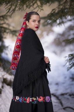 Geleneksel elbiseli, güzel, Slovak kadın. Slovakça folklor