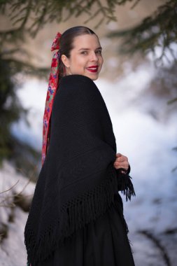 Geleneksel elbiseli, güzel, Slovak kadın. Slovakça folklor