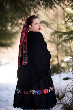 Geleneksel elbiseli, güzel, Slovak kadın. Slovakça folklor