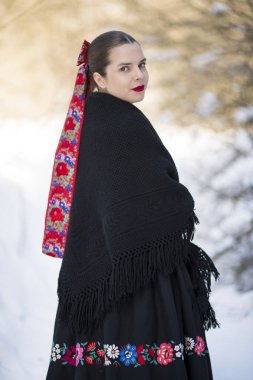 Geleneksel elbiseli, güzel, Slovak kadın. Slovakça folklor