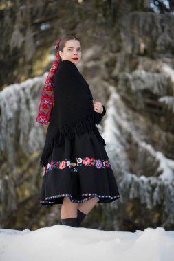 Geleneksel Slovak halk kıyafetleri kışın.